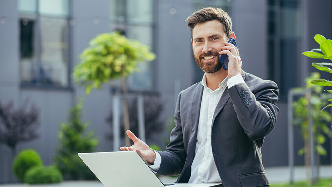 Angestellter beim Telefonieren und Arbeiten im Freien