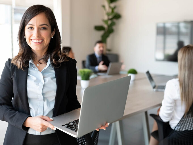 Mitarbeiterin arbeitet im Büro am Laptop